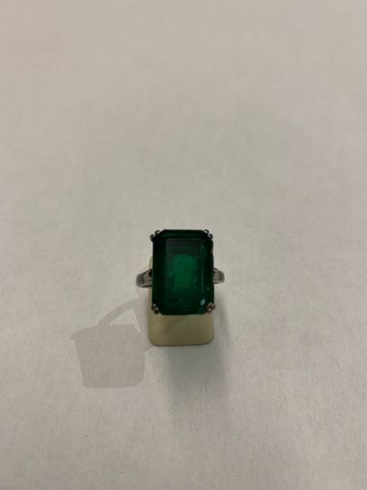 A rectangular ring in green glass