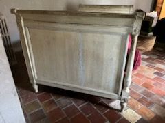 Bench seat in cream lacquered wood, the uprights...