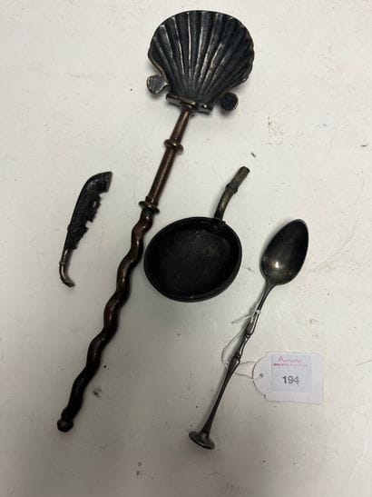 Set includes:
Spoon 
in wood, handle decorated...