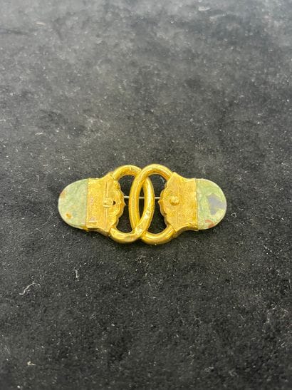 Broche ancienne boucle en or jaune creux...