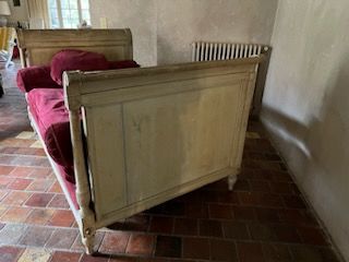 Bench seat in cream lacquered wood, the uprights...