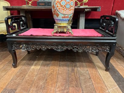 CHINA - 19th century
Wooden bench, the frieze...