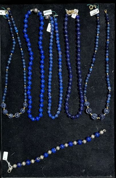 Ensemble de cinq colliers et un bracelet...