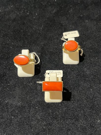 Set of three coral-set rings in 18k 750°°...