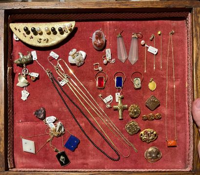 Lot of gold debris including brooches, ear...