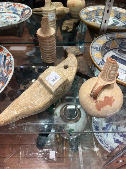 Cruche en terre cuite
Two terracotta jugs...