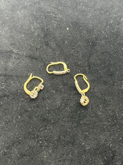 Trois pendants d'oreilles dépareillés avec...