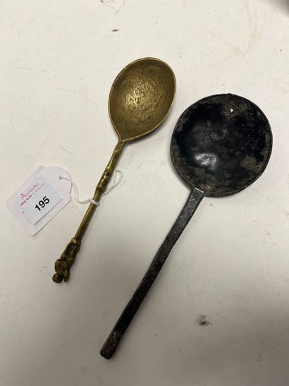 Set includes:
Spoon 
in bronze, the spoon...