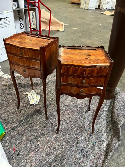 Paire de tables de chevet ouvrant par trois...