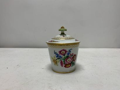 GERMANY, Meissen
Round covered sugar bowl...