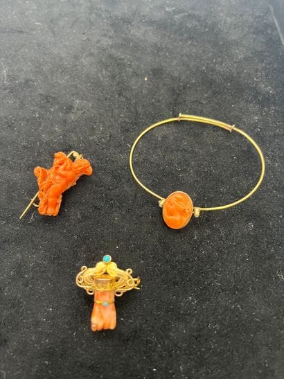 Broche angelot corail, bracelet métal corail...