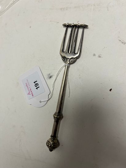 Fourchette à toast 
en argent, le manche...
