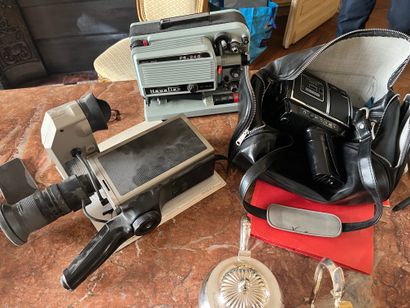 Set of vintage cameras including JVC, Chinon,...