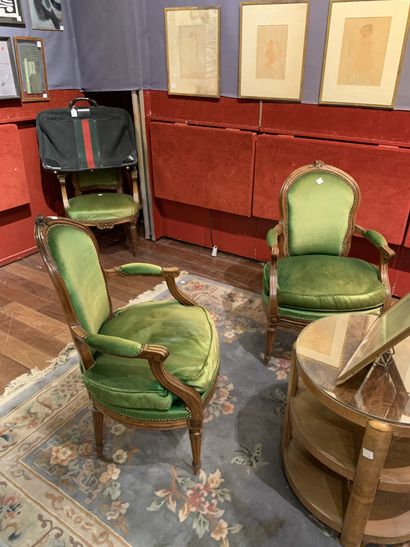 Four natural wood armchairs with violonné...