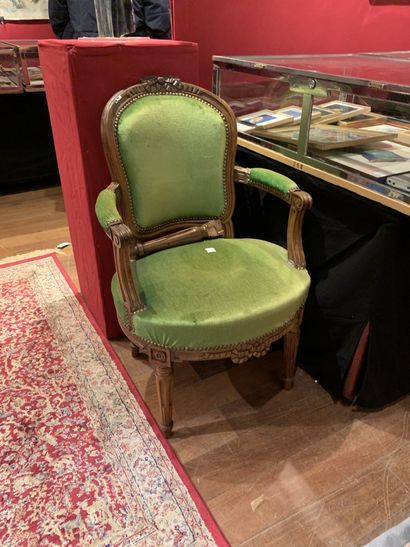Four natural wood armchairs with violonné...
