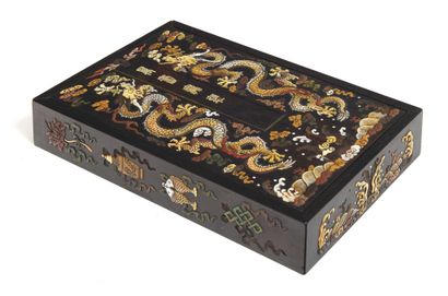 CHINE
Boite en bois incrustée de nacre et...