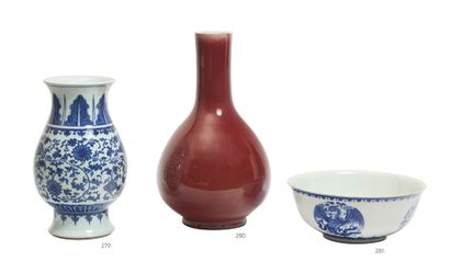 CHINE - XXe siècle
Vase balustre en porcelaine...