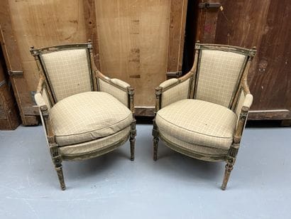 Paire de bergères en bois décapé, consoles...