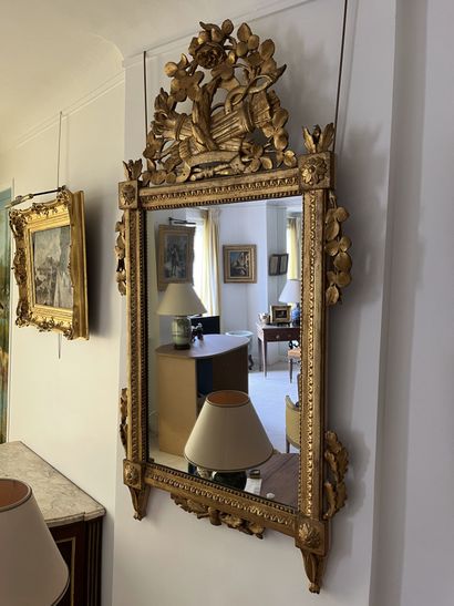 Miroir à fronton en bois sculpté et doré...