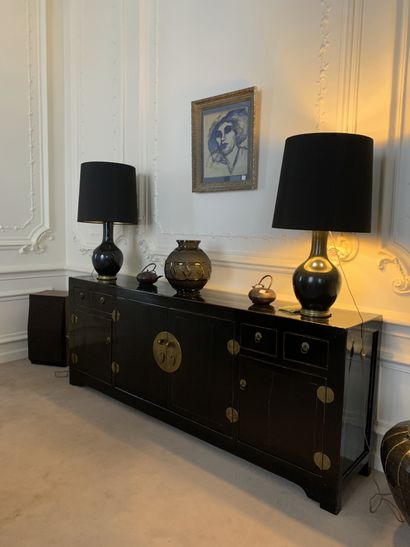 Buffet bas ouvrant par quatre tiroirs et...