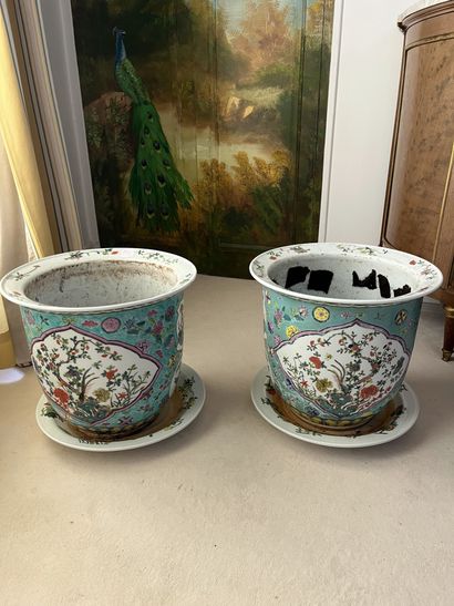 Paire de cache-pots en porcelaine à décor...