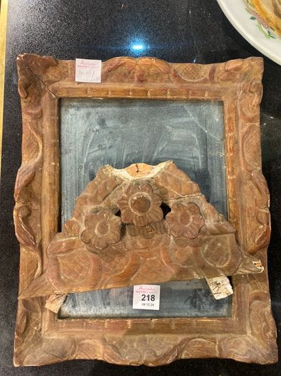 Petit miroir à fronton de forme rectangulaire...