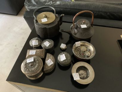 Ensemble de sept boîtes et deux coupelles...