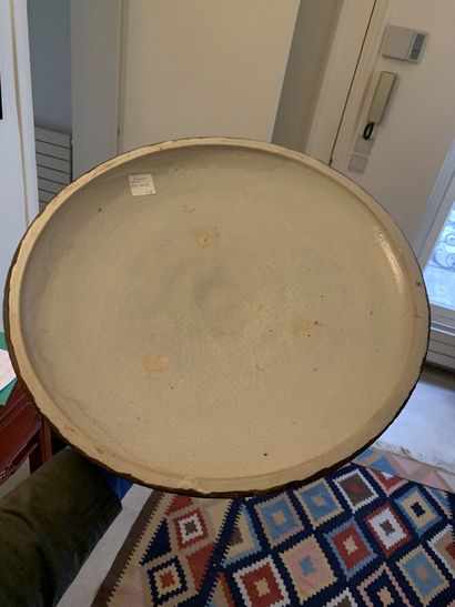 Deux grands plats en faience craquelée à...