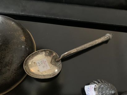 Une cuillère en métal
Travail Tibétain début...