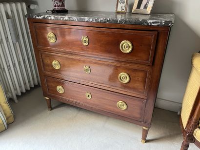 Commode en placage d'acajou, ouvrant par...