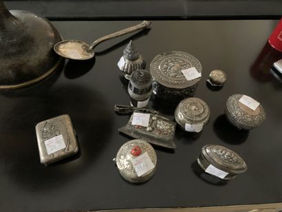 Neuf petites boîtes en métal, à fard, porte...