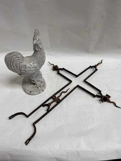 Coq en grès émaillé blanc et croix de tombeau...