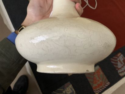 Vase à long col à panse applati, en grès...