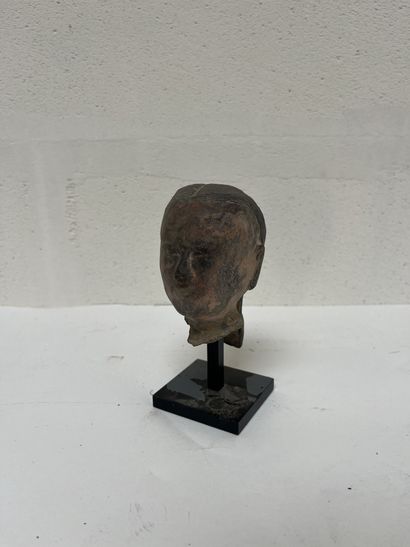 Tête de femme en terre cuite polychrome
Chine,...