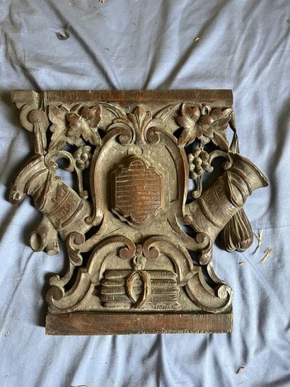 Blason nu en bois naturel sculpté et ajouré...