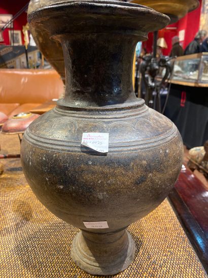 Vase de forme balustre en terre vernissée...