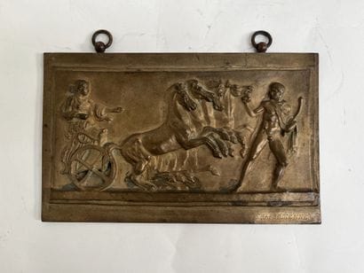 Plaque rectangulaire en bronze figurant une...