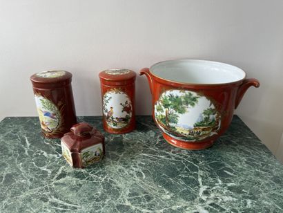 Paire de vases balustres à décor de scènes...