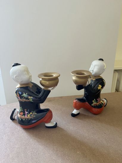 Deux sujets en porcelaine, bougeoirs en porcelaine...