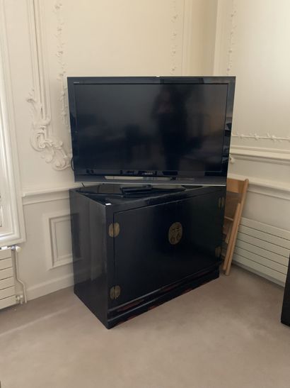 Paire de buffets bas en bois laqué marron...