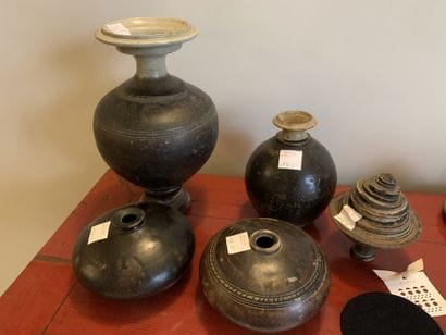 Ensemble de cinq vases en terre cuite vernissée
Chine...