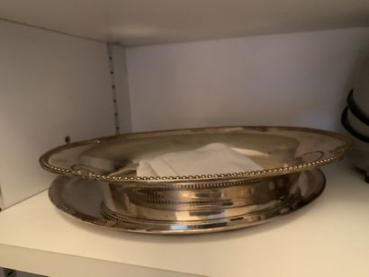 A bread basket and tray