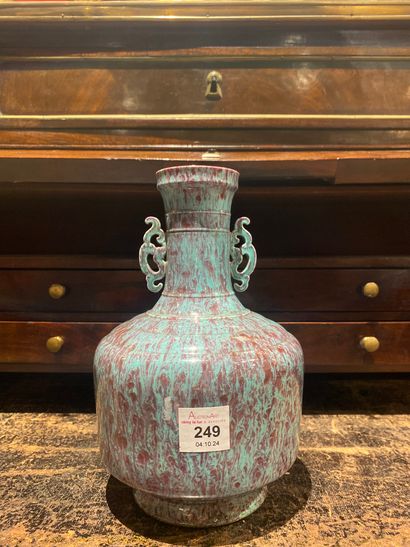 Chine
Vase sur piédouche à anses ajourées...