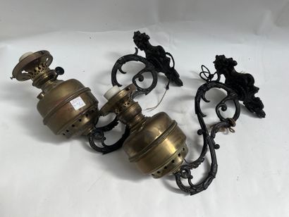 Quatre potences lampes à pétrole en cuivre...