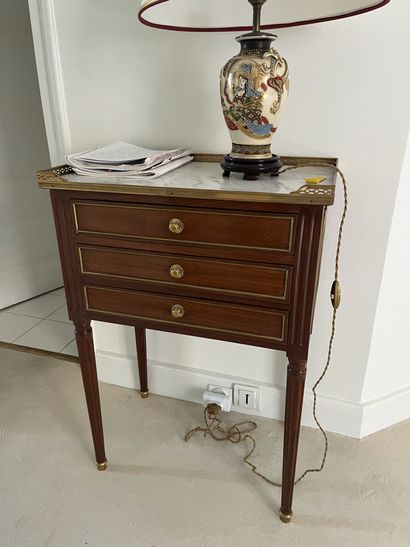 Table de chevet en acajou et placage d'acajou...