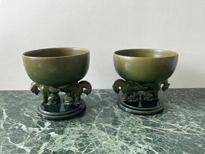 Paire de coupes en céramique glaçurée épinard,...