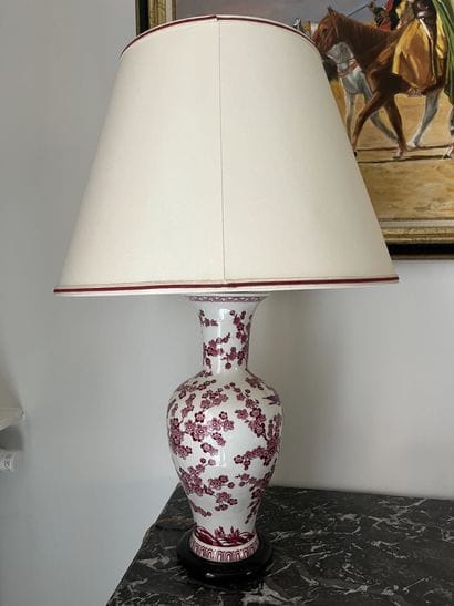 Lampe balustre en porcelaine à décor framboise...