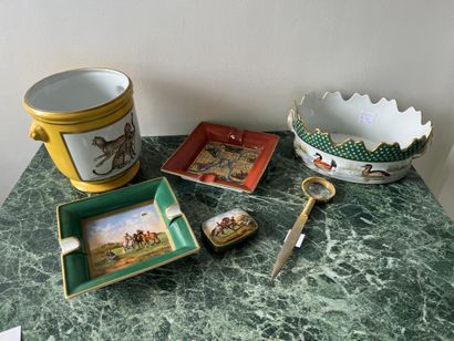 Réunion d'objets de décoration comprenant...
