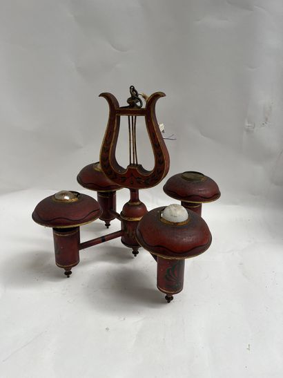Lustre en tôle laquée rouge de forme lyre...