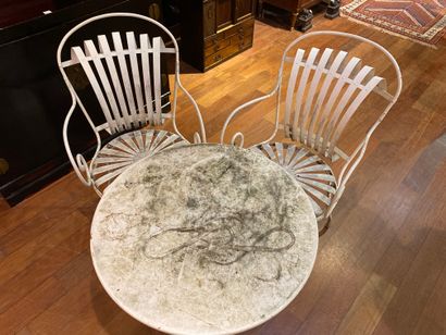 Mobilier de jardin en métal peint en blanc...